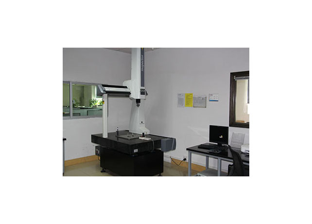 工程師審圖排除問(wèn)題，先進(jìn)檢測(cè)設(shè)備保證品質(zhì)